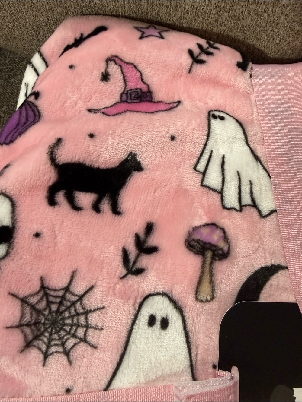 Berkshire Pink Halloween 'Boo' Full/Queen Blanket - Picture 3 of 5
